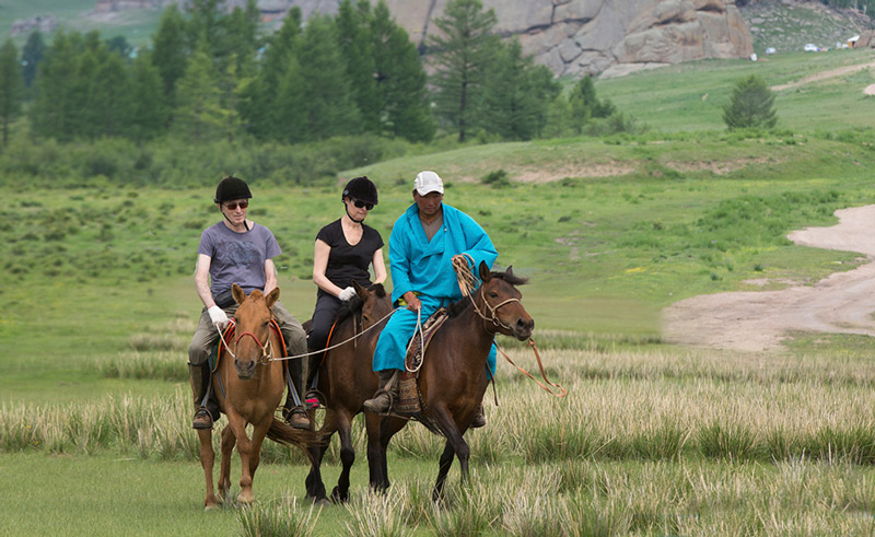 horse riding tour guides 